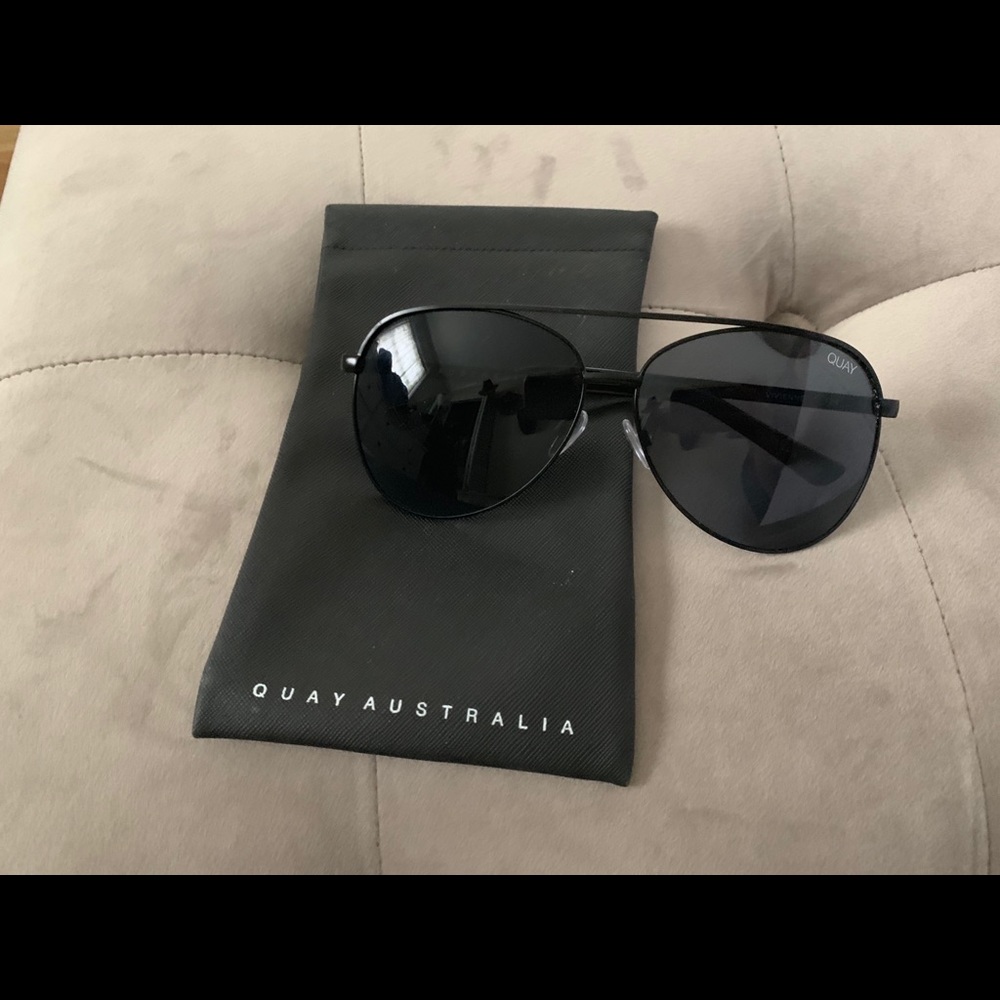 Quay Vivienne Sunglasses in Black/Smoke